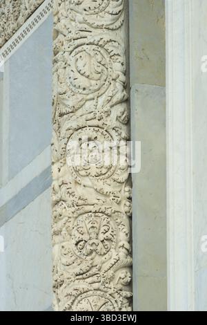 Dettagli architettonici. Colonna del Duomo di Pisa, o Cattedrale metropolitana di Pisa Foto Stock