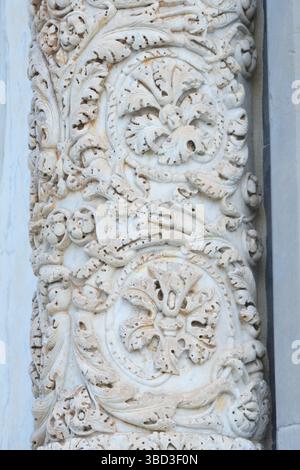 Dettagli architettonici. Colonna del Duomo di Pisa, o Cattedrale metropolitana di Pisa Foto Stock