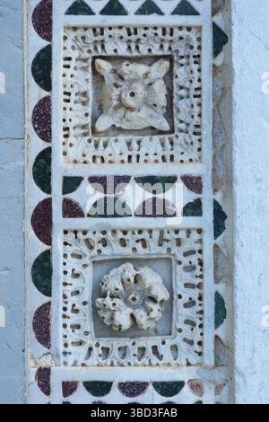 Dettagli architettonici. Cattedrale di Pisa (in italiano: Duomo di Pisa), o Cattedrale metropolitana primitiva dell'assunzione di Maria. Pisa, Toscana, Italia Foto Stock