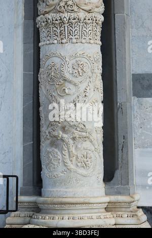 Dettagli architettonici. Colonna del Duomo di Pisa, o Cattedrale metropolitana di Pisa Foto Stock