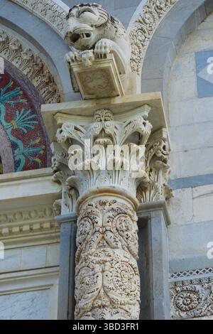 Dettagli architettonici. Colonna del Duomo di Pisa, o Cattedrale metropolitana di Pisa Foto Stock