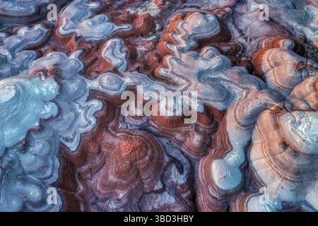Vista aerea delle Bentonite Hills dopo il tramonto mostrando gli strati multicolori di argilla e sedimenti vicino alla Mars Desert Research Station vicino a Hanks Foto Stock