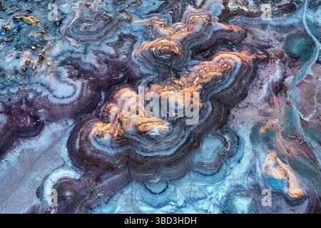 Vista aerea delle Bentonite Hills poco prima del tramonto, mostrando gli strati multicolori di argilla e sedimenti vicino alla Mars Desert Research Station Foto Stock