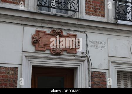 Un edificio europeo splendidamente conservato presenta una placca ornata che mostra il numero '11' sopra il suo ingresso. Foto Stock