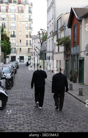 Un'elegante strada europea fiancheggiata da edifici storici con ornati in pietra, balconi in ferro battuto, Foto Stock