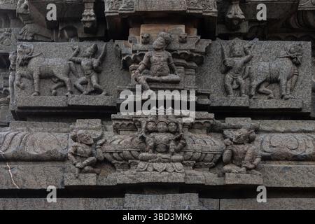 Sculture splendidamente intagliate divinità indù sul Tempio Swamy di Sri Chintala Venkataramana, il Tempio del XVI secolo, Tadipatri, Andhra Pradesh, India. Foto Stock