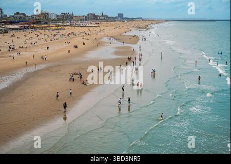 L'Aia, Paesi Bassi - 18 agosto 2024: Turisti sulla spiaggia di Scheveningen, l'Aia. Destinazione estiva olandese. Vista aerea. Foto Stock