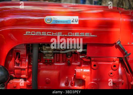 Germania Berlino 11 maggio 2025. Primo piano del trattore Porsche Diesel. Immagine dettagliata di un trattore Porsche Diesel rosso con cablaggio visibile e parti metalliche. La S Foto Stock