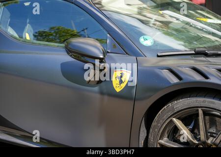 Germania Berlino 11 maggio 2025. Vista laterale Ferrari con logo. Vista laterale di una Ferrari moderna con vernice nera opaca e il familiare tronco di Cavallino Rampante Foto Stock