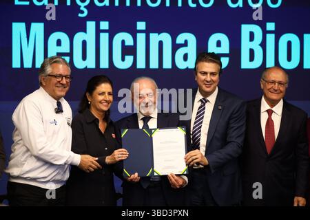 Il Presidente Luiz Inácio Lula da Silva, il Ministro della salute Alexandre Padilha, il Presidente della società benefica delle signore dell'ospedale Sírio-Libanês Denise Jafet, il Ministro dell'istruzione Camilo Santana e il Vice Presidente Geraldo Alckmin durante la cerimonia di lancio dei programmi di Medicina e Biomedicina presso la Facoltà di Scienze della salute di Sírio-Libanês, nel quartiere Bela Vista, nel centro di São Paulo, giovedì 22 maggio 2025. Crediti: Brasile Photo Press/Alamy Live News Foto Stock