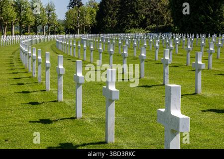 File di lapidi di marmo bianco al cimitero americano di Aisne-Marne, Belleau, Francia Foto Stock