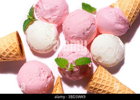 Le palline di gelato e cialde di fragole e vaniglia si ravvicinano isolate su sfondo bianco, vista dall'alto. Vari gelati o gelato creativo fla Foto Stock