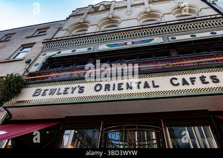Bewley's Oriental cafés in Grafton Street, Dublino, è un caffè storico noto per il suo ricco patrimonio culturale, gli splendidi arredi e le iconiche vetrate colorate. Foto Stock