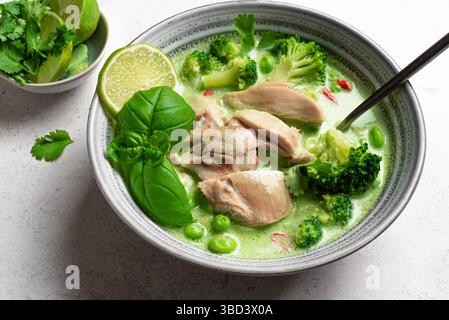 Ciotola di zuppa di pollo al curry verde tailandese da vicino. Cibo sano e tradizionale tailandia, pranzo in stile asiatico. Keng kiaw wan. Foto Stock