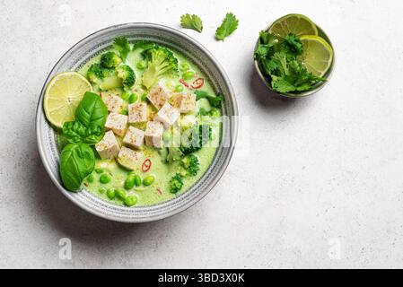 Zuppa vegana di curry verde tailandese con tofu, vista dall'alto. Sano pasto vegano, cibo tailandese. Foto Stock