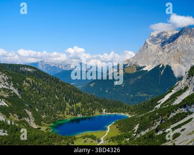 Vista sul lago Seeben verso le Alpi Ammergau, la catena montuosa Wetterstein e il monte Zugspitze. Catena montuosa Mieming vicino a Ehrwald in Tirolo. Europa centrale, Austria Foto Stock