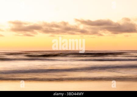 Cannon Beach lungo la costa dell'Oregon al tramonto. Foto Stock