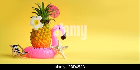 fenicottero gonfiabile rosa e ananas. L'idea per una festa in piscina estiva. Concetto estivo Foto Stock
