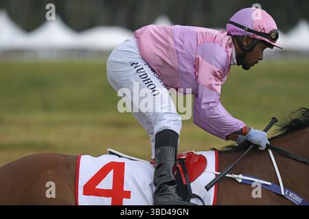 KUMARA, NUOVA ZELANDA, 8 GENNAIO 2022: jockey Rohan Mudhoo si scalda per una gara alla gara dei Golden Nuggets al Kumara Race Track, 8 gennaio 2 Foto Stock