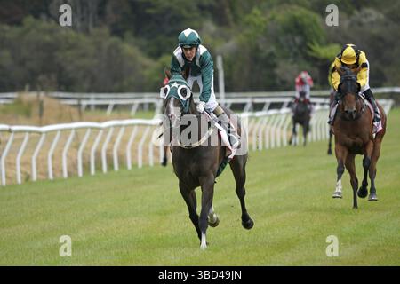KUMARA, NUOVA ZELANDA, 8 GENNAIO 2022: jockey Kylie Williams sul campo alla competizione Gold Nuggets al Kumara Race Track, 8 gennaio 2022 Foto Stock