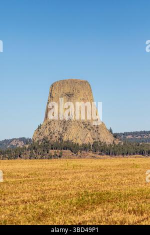 Il devil's Tower National Monument, una rara forma di roccia ignea, sorge fuori dal paesaggio del Wyoming, Stati Uniti. Foto Stock