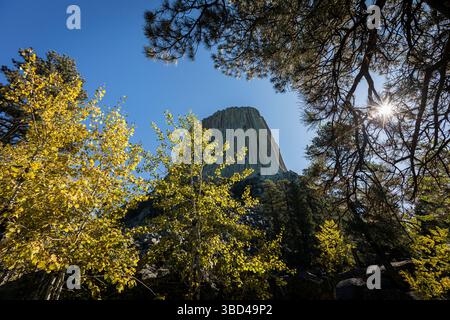 Il devil's Tower National Monument, una rara forma di roccia ignea, sorge fuori dal paesaggio del Wyoming, Stati Uniti. Foto Stock