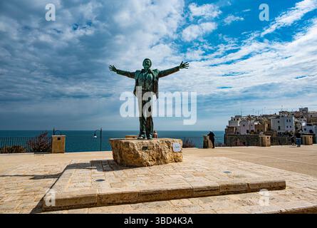 Statua del famoso cantante italiano Domenico Modugno con le braccia allungate a Polignano a Mare, in Puglia Foto Stock