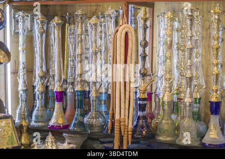 Tripoli, Libano, 09 aprile 2017: Scaffale con arguille tradizionali (Narguile, Shisha, Chicha, hookah), attrezzatura usata per fumare tabacco, ampiamente, ver Foto Stock
