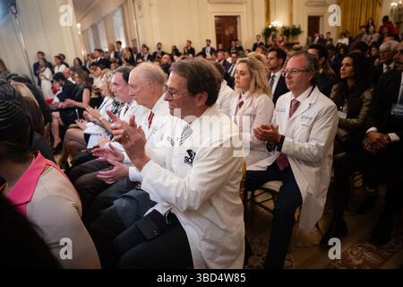 Washington, Stati Uniti. 22 maggio 2025. I medici applaudono al pubblico durante un evento Make America Healthy Again (MAHA) Commission alla Casa Bianca 22 maggio 2025. (Francis Chung/POLITICO) crediti: Abaca Press/Alamy Live News Foto Stock