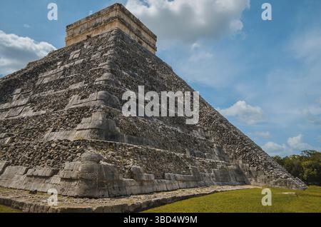 Grande foto della piramide di Chichen Itza, civiltà Maya, uno dei siti archeologici più visitati in Messico. Circa 1,2 milioni di turisti Foto Stock