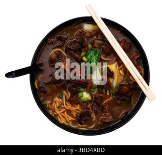 Zuppa di manzo con spaghetti e verdure su fondo di legno Foto Stock