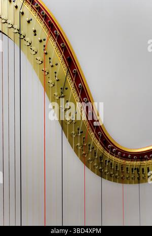 Dettaglio di un'arpa da concerto, arpa da pedale Foto Stock