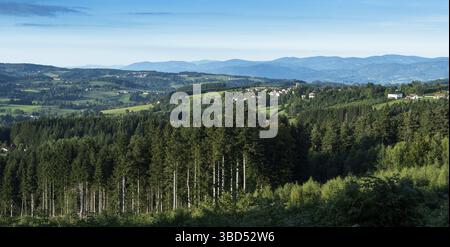 Villaggio di Saint-Amant-Roche-Savine situato nel parco naturale regionale Livradois-Forez, dipartimento del Puy de Dome, Alvernia-Rodano-Alpes, Francia Foto Stock