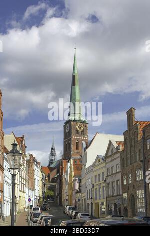 La Jakobikirche gotica in mattoni, la chiesa di St. Jakobi e la strada con case storiche nella città anseatica di Lubecca, Schleswig-Holstein, Germania Foto Stock