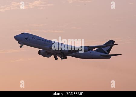 Aeroporto DFW 9-16-2020 Grapevine TX USA Cathay Pacific Cargo Boeing 747-8F B-LJI partenza all'alba dall'aeroporto internazionale DFW Foto Stock