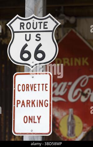 Rout 66 segno alla stazione di benzina della General Store nella città fantasma Hackberry, Arizona, USA Foto Stock