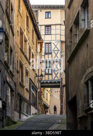 Capitale delle posate di Thiers, parco naturale regionale di Livradois Forez, strada nella città vecchia, dipartimento del Puy de Dome, Auvergne-Rhone-Alpes, Francia Foto Stock