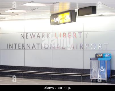 Newark, Stati Uniti. 22 maggio 2025. Un cartello per l'Aeroporto Internazionale Liberty di Newark e' esposto all'EWR il Giovedi' prima del fine settimana del Memorial Day a Newark, New Jersey, il 22 maggio 2025. La AAA prevede che oltre 45 milioni di persone viaggeranno durante il fine settimana di vacanza con la maggior parte dei viaggiatori sulle strade. Inoltre, la FAA ha drasticamente ridotto il numero di voli in entrata e in uscita dalla EWR per almeno i prossimi mesi a causa della costruzione. Foto di John Angelillo/UPI credito: UPI/Alamy Live News Foto Stock