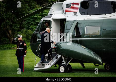 Washington, Stati Uniti. 22 maggio 2025. Il presidente degli Stati Uniti Donald Trump dirige Marine One sul South Lawn della Casa Bianca il 22 maggio 2025 a Washington, DD. Il presidente Trump si sta dirigendo al Trump National Golf Club in Virginia per una cena privata. Foto di Samuel Corum/UPI credito: UPI/Alamy Live News Foto Stock
