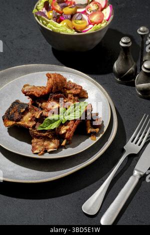 Costolette di agnello marinate cotte al forno Foto Stock