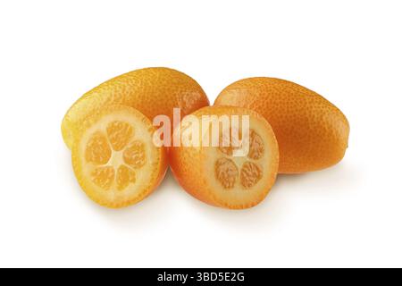 Fresco succoso kumquat isolato su sfondo bianco Foto Stock