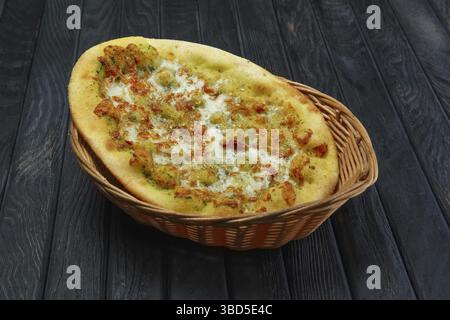 Hot ficaccia nel cestello sulla focaccia calda nel cestello sul tavolo Foto Stock