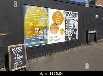 Poster affissioni eventi locali attività, Boyces Avenue, Clifton, Bristol, Inghilterra, REGNO UNITO Foto Stock