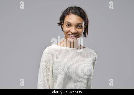 Primo piano ritratto di sorridente giovane donna africana Foto Stock