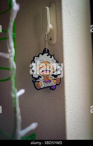 Tokyo, Giappone - 19 luglio 2024: Portachiavi Luffy da un gancio a muro Foto Stock