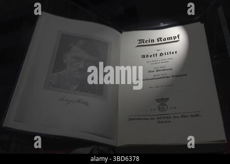 Il libro tedesco Mein Kampf, la mia lotta, manifesto autobiografico del leader nazista Adolf Hitler Foto Stock