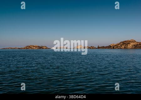 Paesaggio marino delle isole Chausey durante un bel cielo blu e una giornata di sole e durante l'alta marea. Isole Chausey, Normandia, Francia Foto Stock