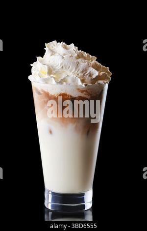 Bicchiere di caffè con ghiaccio e panna montata isolata su sfondo nero Foto Stock