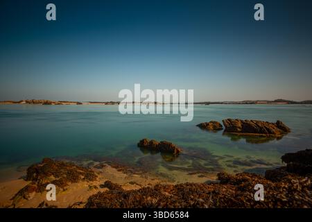 Paesaggio marino delle isole Chausey durante un bel cielo blu e una giornata di sole e durante la bassa marea. Isole Chausey, Normandia, Francia Foto Stock