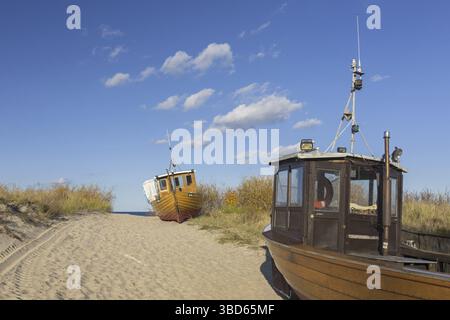 Tradizionali barche da pesca in legno nelle dune lungo il Mar Baltico ad Ahlbeck, Heringsdorf sull'isola di Usedom, MecklenburgÂ-Pomerania occidentale, Germania Foto Stock